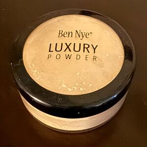 Ben Nye Banana Luxury Powder 0.92 oz | Professional Setting Powder Stage & Film